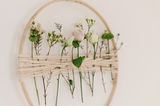 Osterkranz basteln: Stickrahmen mit Blumen geschmückt