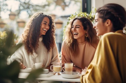 Frauen lachen im Café: 3 Gewohnheiten von Menschen, die ganz sie selbst sind