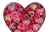 Wer mag keine Schokolade? The Rosé Schoko-Erdbeeren stehen für romantischen Genuss. Die Box besteht aus 15-18 Schoko-Erdbeeren, die mit besonderen Toppings wie Rosenblüten, Feigenstücken und Safranfäden verziert werden. So wird jeder Genussmoment unvergesslich. The Rosé-Herzbox kostet circa 42 Euro. 