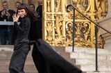 Drama Baby: Schauspielerin Zendaya begeistert bei Schiaparelli mit temporärem Micro-Pony und XL-Schleppe zum schwarzen Haute-Couture-Kleid. 
