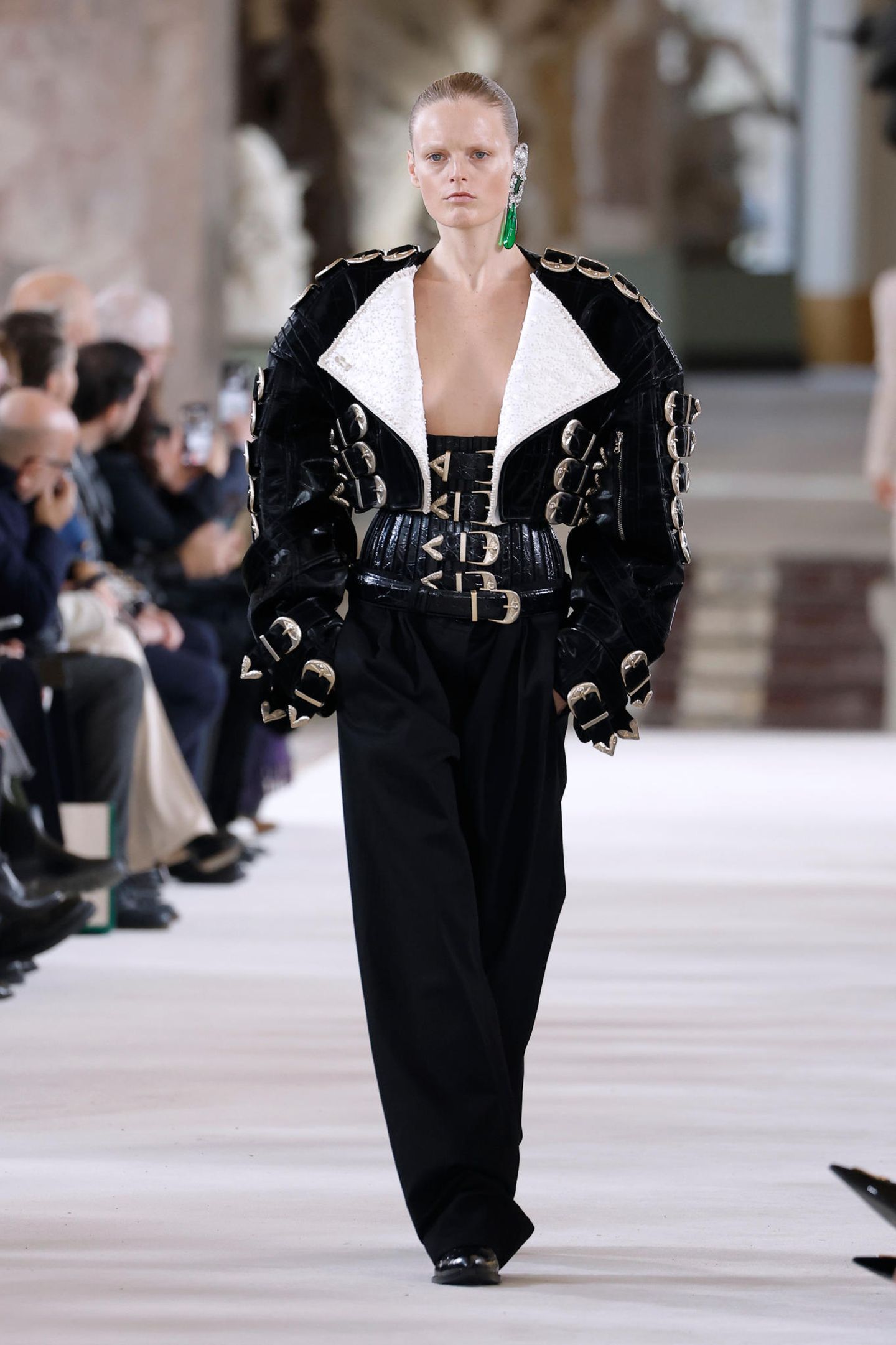 Fest eingebunden sind auch Gürtel in die neue Haute-Couture-Kollektion des Modehauses Schiaparelli. 