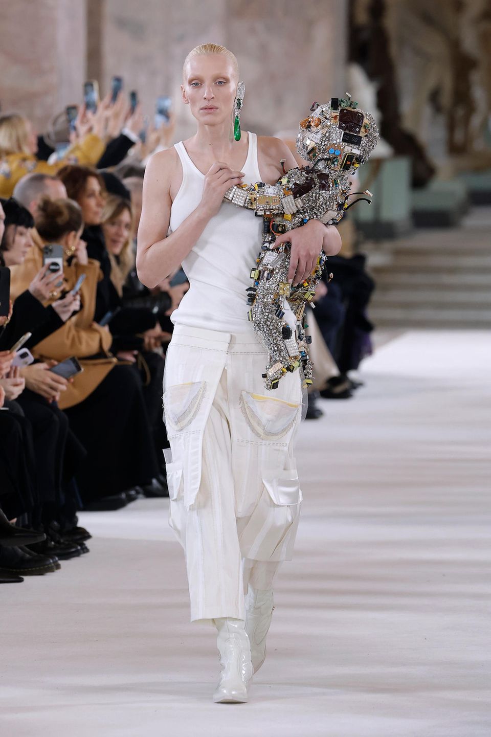 Bei der Vorstellung der Frühjahr/SommerHaute-Couture-Kollektion von Schiaparelli werden Weiß und baggy Hosen salonfähig – und Babys im Elektronik-Bauteil-Strampler über den Catwalk getragen.
