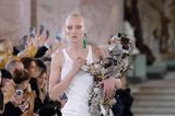 Bei der Vorstellung der Frühjahr/SommerHaute-Couture-Kollektion von Schiaparelli werden Weiß und baggy Hosen salonfähig – und Babys im Elektronik-Bauteil-Strampler über den Catwalk getragen.