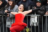 Zum Star geboren: Die brasilianische Schauspielerin Gessica Kayane badet in der Fotograf:innen-Menge und setzt ihr rotes Minikleid inklusive Gold-Halsband und Lederhandschuhe perfekt in Szene. 