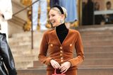 Immer avantgardistisch posen ist nichts für Influencerin Leonie Hanne. Das deutsche Gesicht lässt bei der Show von Schiaparelli ein strahlendes Lächeln zu und kommt im kupferfarbenen Zweiteiler aus Samtblazer- und Midirock mit goldenen Details zu den Haute-Couture-Schauen nach Paris.