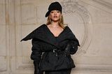 Rihanna beweist erneut, welch modisches Potenzial in ihr steckt. In einem schwarzen Puffer-Coat, der lässig über ihre Schulter drapiert ist, Schirmmütze und Diamanten Collier schießt sie den Vogel ab. Eine dunkle Tasche von Dior rundet ihren Look für die dazugehörige Haute-Couture-Show in Paris ab.