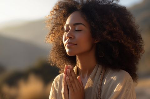 Entspannte Frau in Meditationshaltung: Diese 3 überraschenden Verhaltensweisen sind Zeichen, dass deine seelischen Wunden heilen