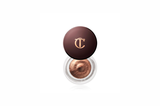Einen Creme-Lidschatten wie den Eyes To Mesmerise von Charlotte Tilbury in der Farbe Chocolate Bronze können wir auch neben dem Espresso-Trinken auftragen, so einfach geht das. Ein Wisch und schon ist euer langanhaltendes Augen-Make-up perfekt. Um 32 Euro. 