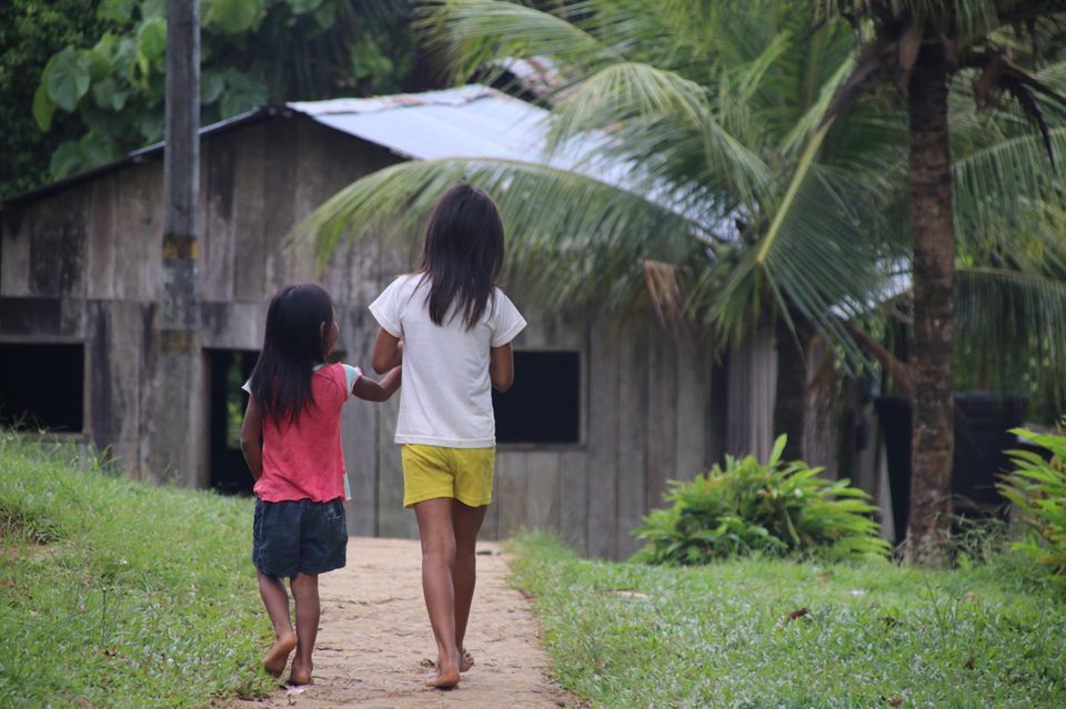 "Dschungelmethode": Zwei Kinder im Amazonasgebiet