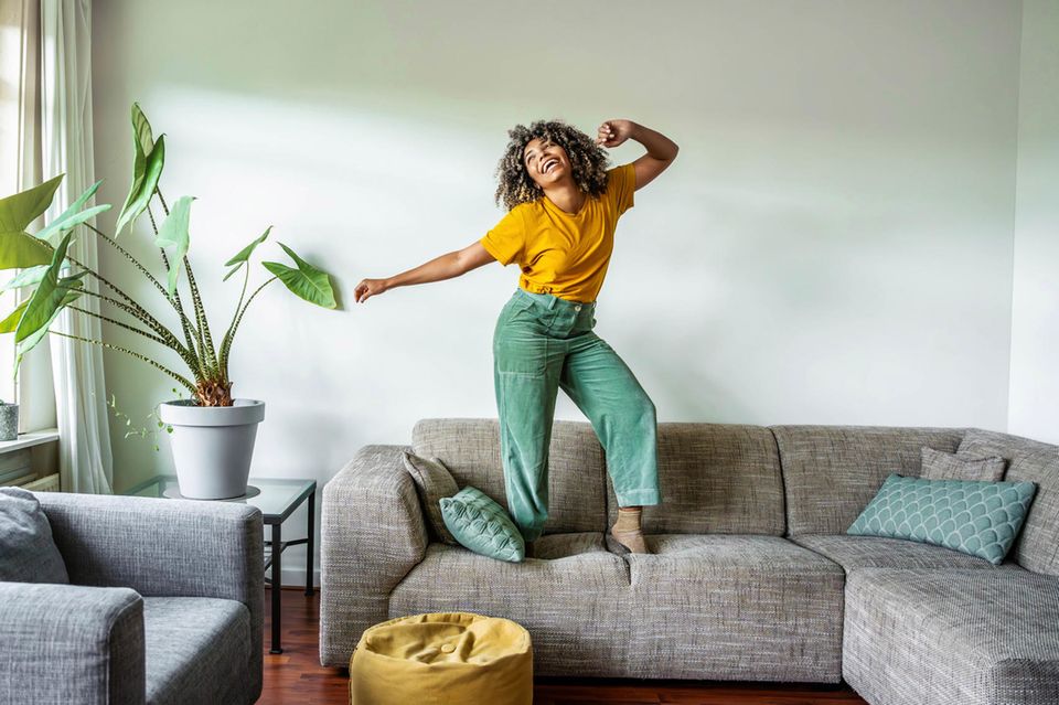 Wochenend-Horoskop: Frau tanzt auf Sofa