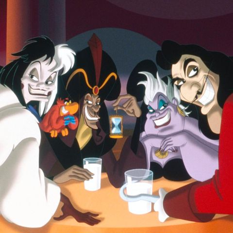 Cruella, Dschafar, Hook und Ursula an einem Tisch