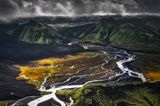 Travel Photographer of the Year 2023: Flussbett in den isländischen Bergen