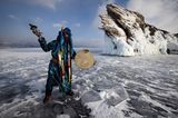 Travel Photographer of the Year 2023: Schamane auf zugefrorenem Baikalsee