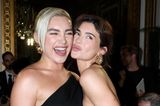 Fashion-Friends: Florence Pugh und Kylie Jenner freuen sich nicht nur über die Einladung zu Valentino-Show, sondern auch über lustige Gesellschaft. 