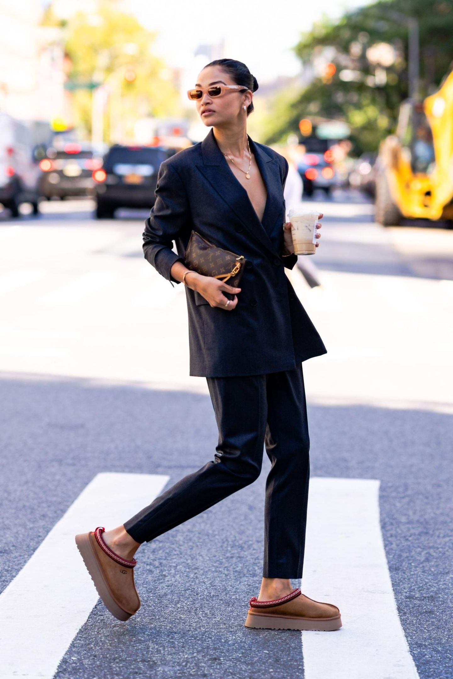 Wer gedacht hat, Supermodels tragen nur High Heels, wird von "Victoria's Secret"-Model Shanina Shaik eines Besseren belehrt. Sie kombiniert zum eleganten, schwarzen Hosenanzug und zur Louis-Vuitton-Bag die Tazz-Slipper von UGG. Und sie ist da nicht das einzige Model, das auf diese Schuhe schwört. 