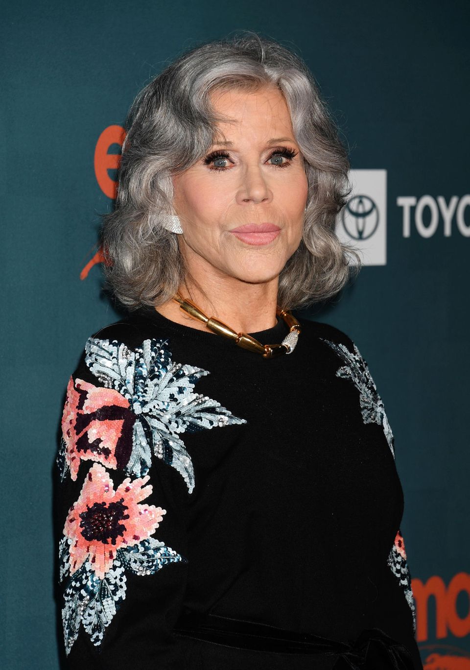 Jane Fonda trägt ihren schulterlangen Bob in großen Locken. Gestufte Haare fallen leicht in ihr Gesicht, so wirkt der Style lockerer.