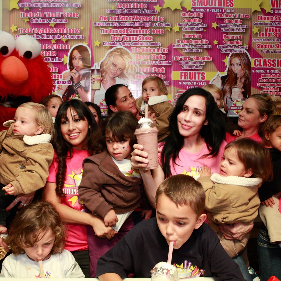 Nadya Suleman mit ihren 14 Kindern 2010 in Hollywood