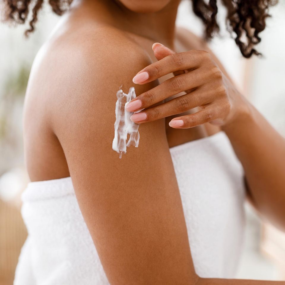 Hautpflegetipps: Frau trägt Creme auf ihren Arm auf
