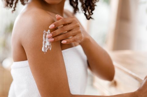 Hautpflegetipps: Frau trägt Creme auf ihren Arm auf