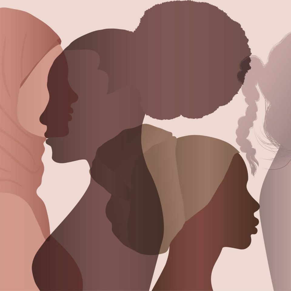 Mehrere gezeichnete Frauensilhouetten im Profil
