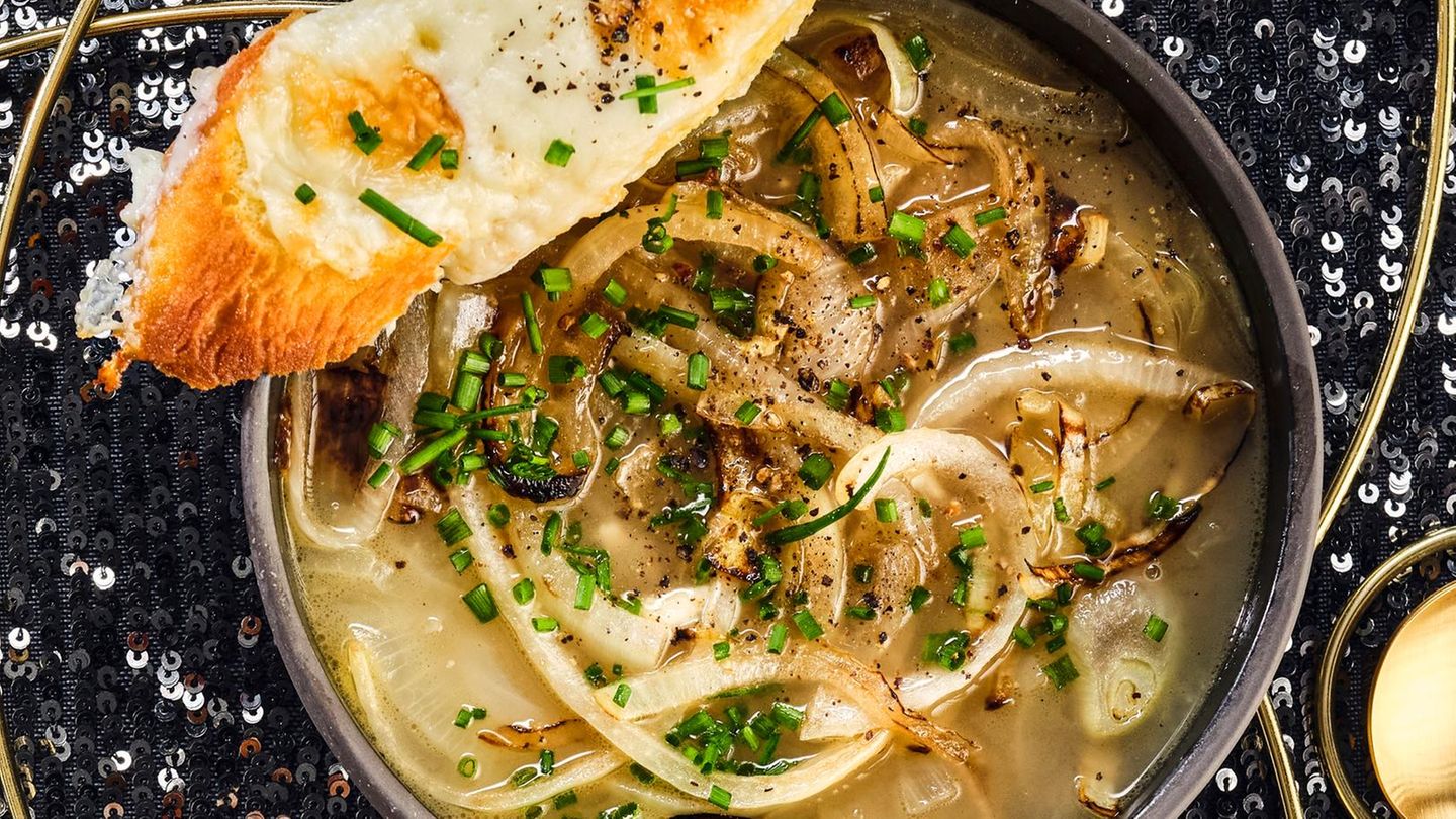 Zwiebelsuppe mit Taleggio | BRIGITTE.de