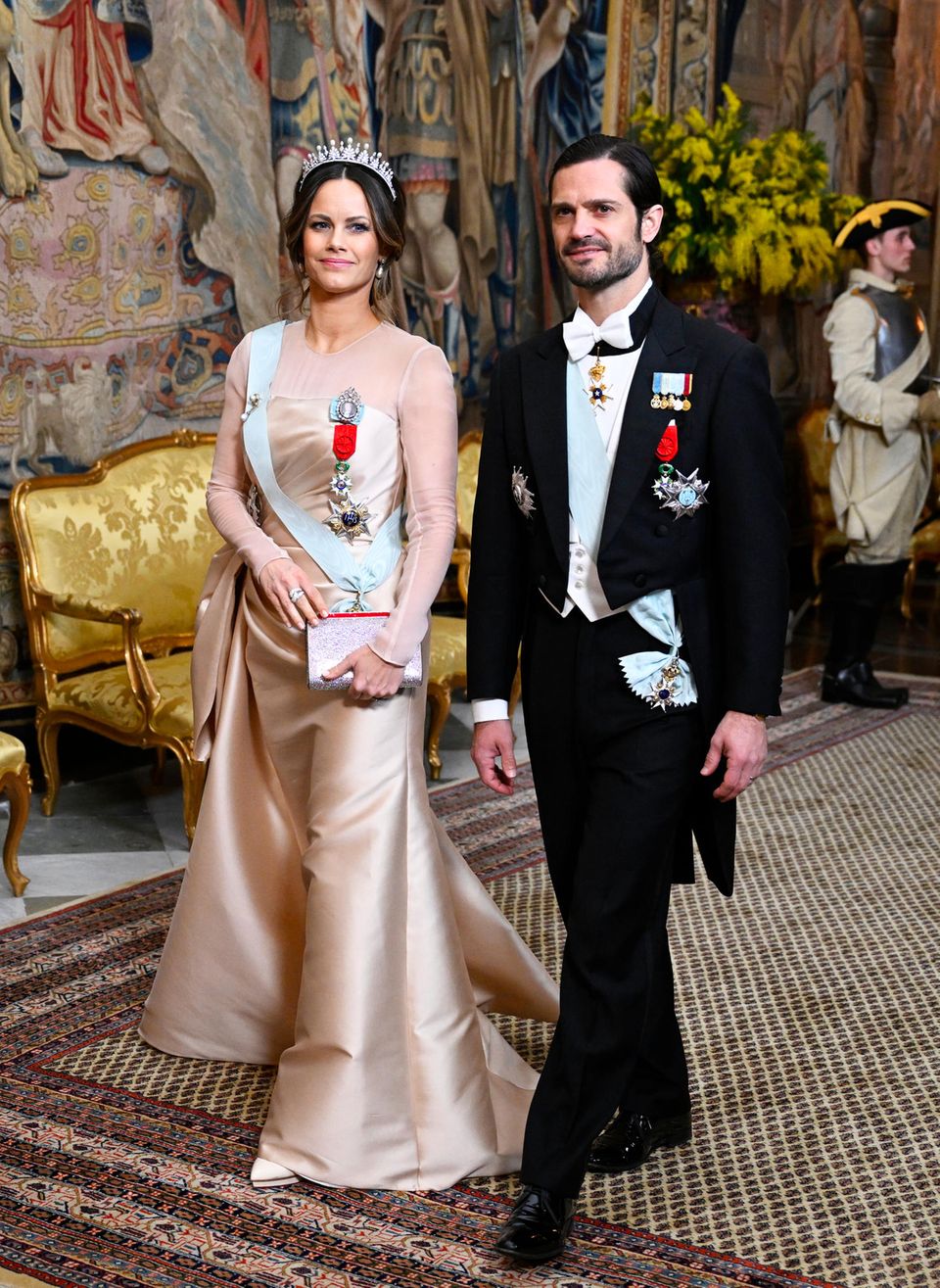 Auch Prinzessin Sofia verzaubert mit Prinz Carl Philip an ihrer Seite die vielen Gäste im Stockholmer Schloss, und zwar in einer zarten Glamour-Robe des schwedischen Modedesigners Lars Wallin.