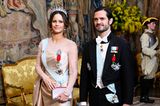 Auch Prinzessin Sofia verzaubert mit Prinz Carl Philip an ihrer Seite die vielen Gäste im Stockholmer Schloss, und zwar in einer zarten Glamour-Robe des schwedischen Modedesigners Lars Wallin.