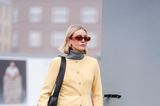 Auch an Tag zwei der Kopenhagener Fashion Week begeistern die Gäste wieder mit ihren Looks. Dieser Gast kombiniert einen grauen Rollkragenpullover mit einer pastell-gelben Jacke und einer Wide-Leg-Jeans. Ihre Socken sind farblich perfekt auf den Pullover abgestimmt, abgerundet wird der Look mit stilvoll gewählten Accessoires.