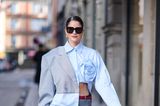 Gill Biegun begeistert in einer extravaganten Hemd-Blazer-Kombination. Dazu kombiniert sie einen grauen Minirock mit einem roten Gürtel und eine farblich perfekt abgestimmte Tasche sowie schwarze Stiefel mit Umschlagschaft.