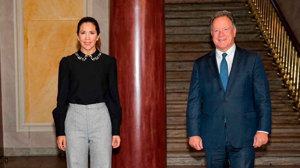 Mary zeigt sich 2022 in einem gewählten Look, mit dem sie Friedensnobelpreisträger David Beasley im Schloss Frederik VIII. in Amalienborg in Kopenhagen grandios empfängt. 