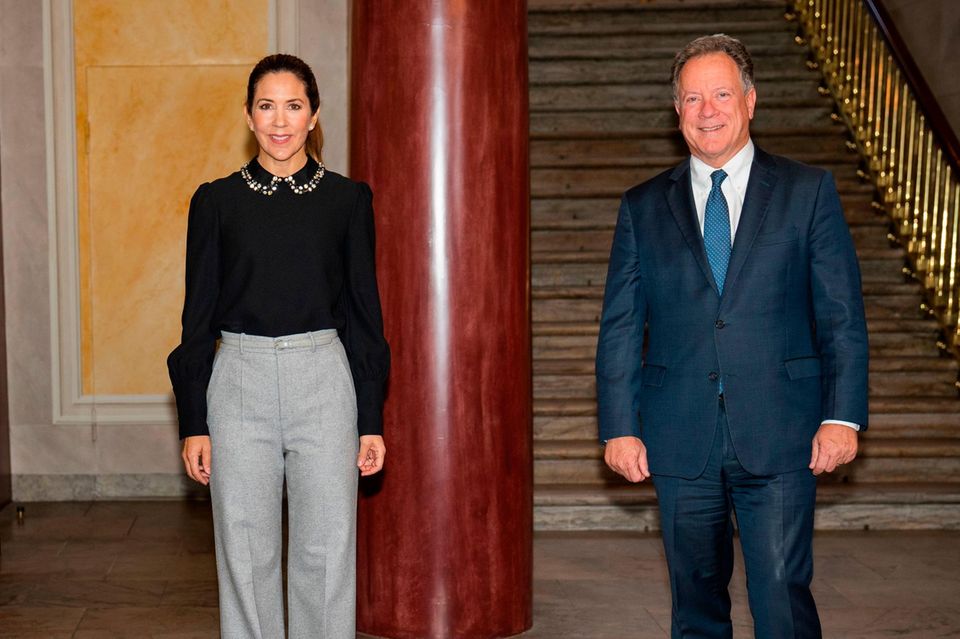 Mary zeigt sich 2022 in einem gewählten Look, mit dem sie Friedensnobelpreisträger David Beasley im Schloss Frederik VIII. in Amalienborg in Kopenhagen grandios empfängt. 