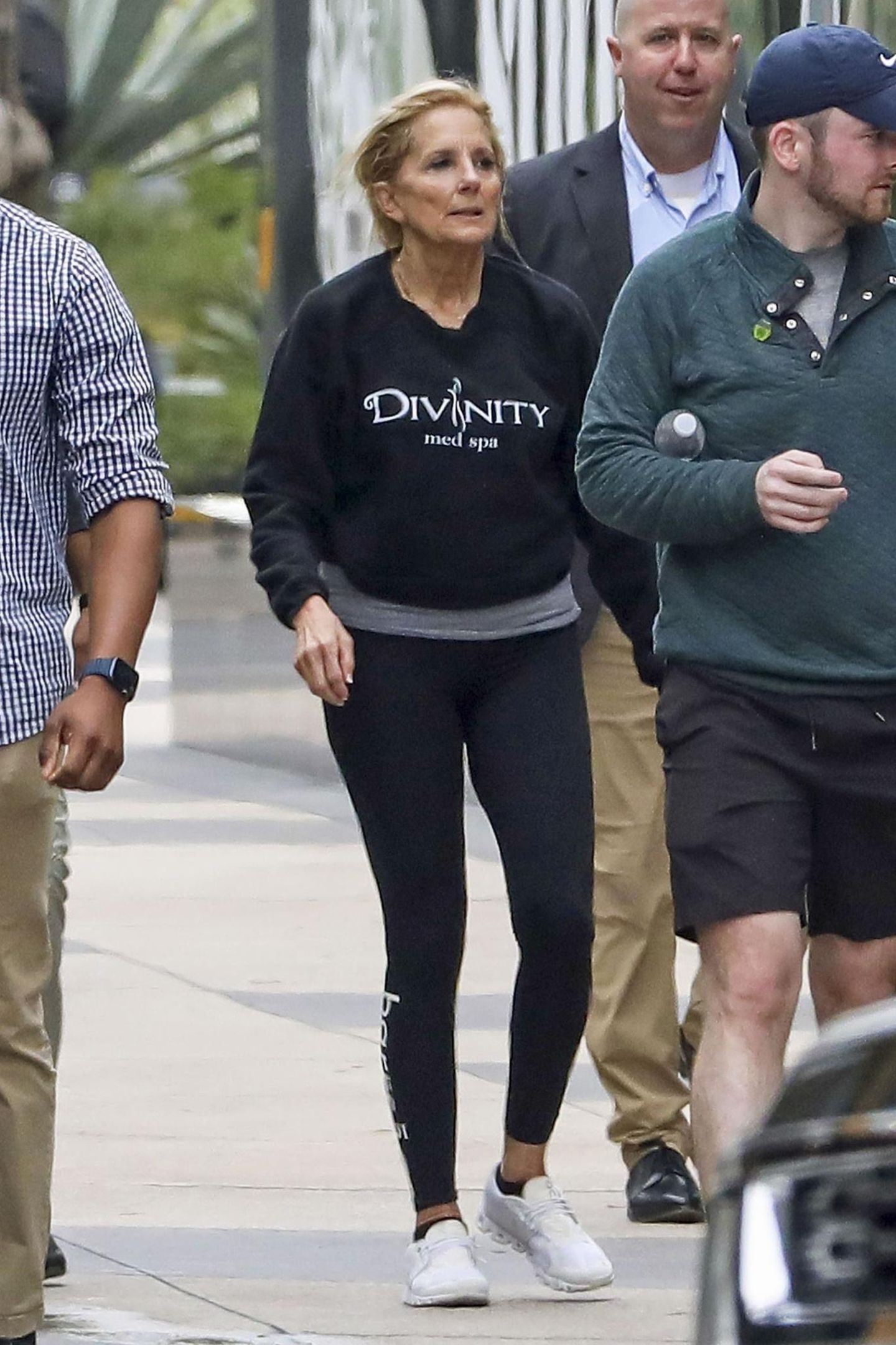 Nanu, wer hätte gedacht, dass die First Lady von Amerika, Dr. Jill Biden, auf DIE Trendsportart schlechthin setzt. In Los Angeles wird sie auf dem Weg zum "Soul Cycle"-Kurs entdeckt. Die 72-Jährige trägt dafür eine enge Leggings, ein lockeres Sweatshirt und weiße Sneaker. Sportlich, sportlich!