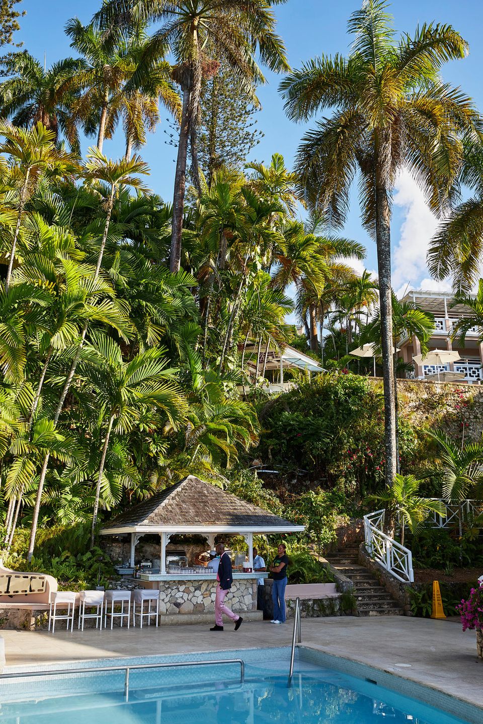 Erfrischender Pool im Tropengarten – im Fünf-Sterne-Resort "Couples Sans Souci" lässt sich wunderbar durchatmen