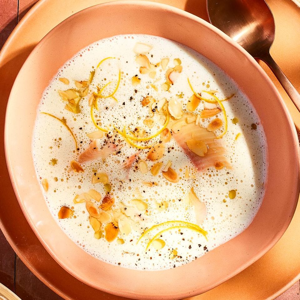 Mandel-Knoblauch-Suppe mit Räucherforelle und Orangenöl