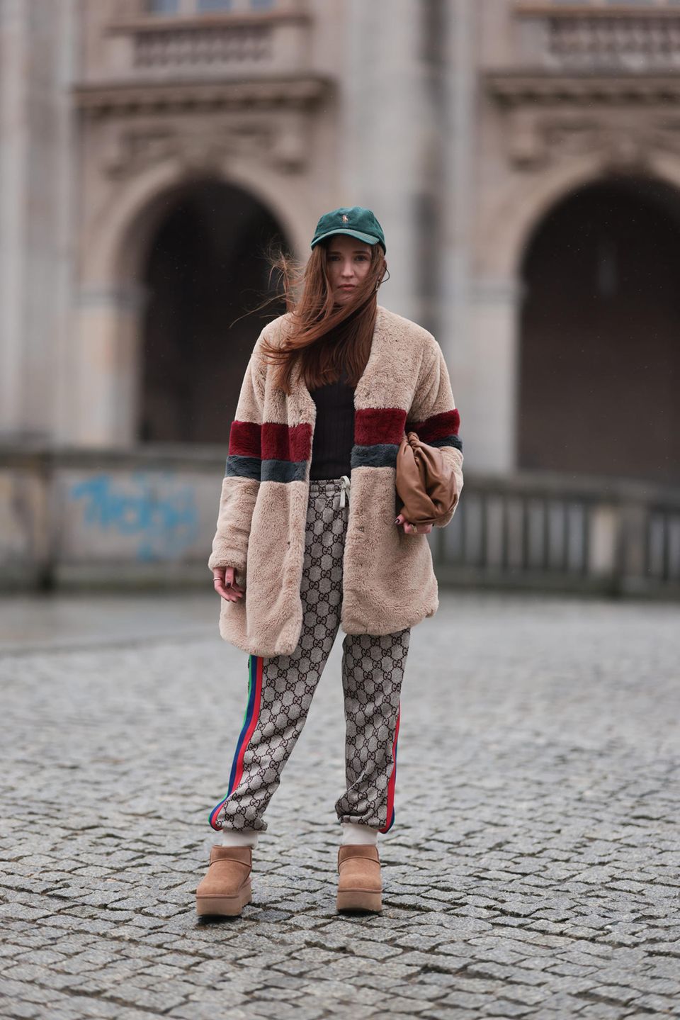 Komfort und Mode schließen sich nicht aus, das beweist Dariia Prokopovych abseits der Fashion Week in Jogginghose von Gucci, Fell-Boots von UGG, einer Cap von Ralph Lauren und einer warmen Fake-Fur-Jacke. 