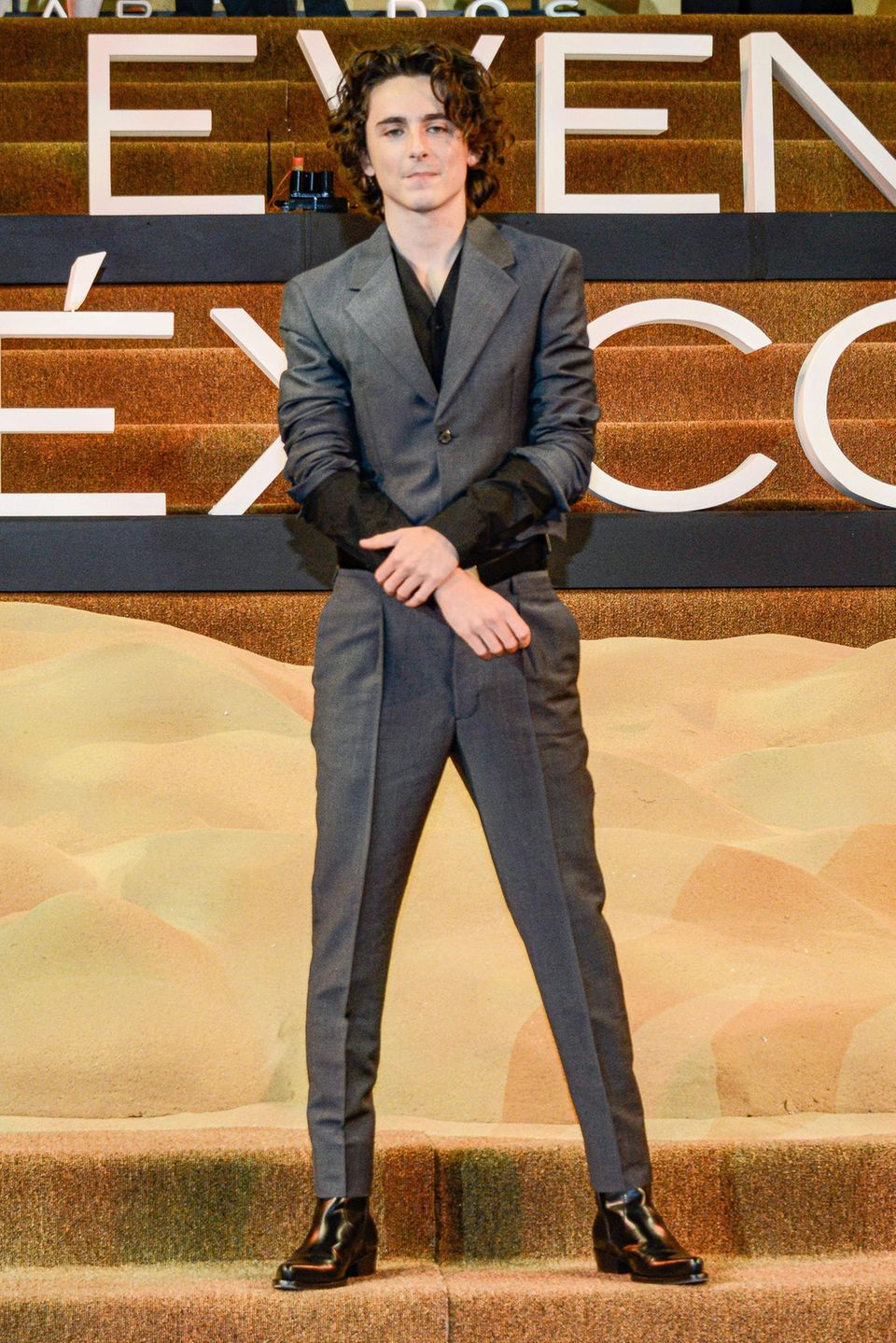 Timothée Chalamet setzt die Fashion-Messlatte beim Fan-Event seines neuen Films "Dune: Part Two" wieder besonders hoch. Im grauen Anzug von Prada mit gecropptem Jackett und schwarzem Hemd sieht er stylisch wie immer aus. 