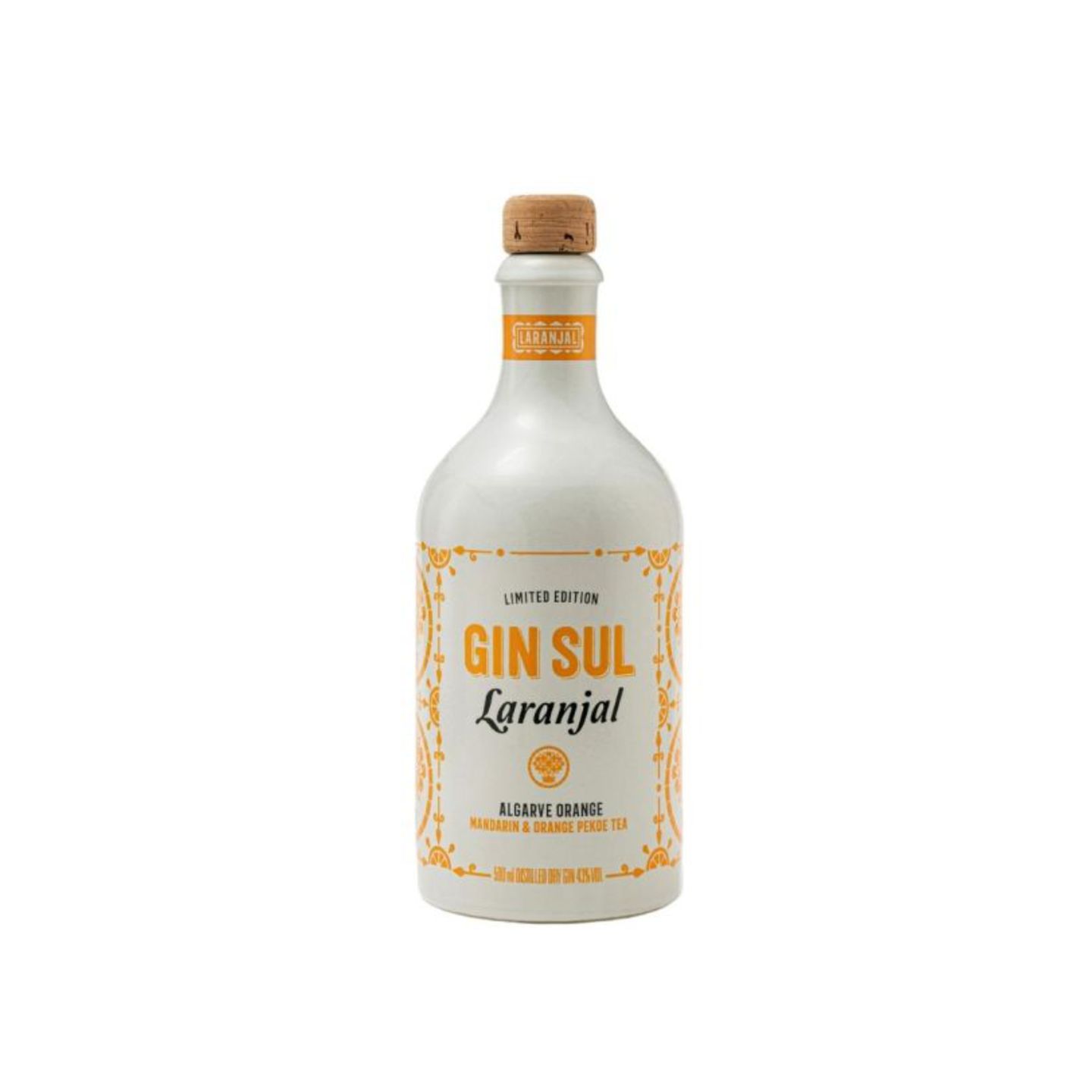 Auf der Homepage der Hamburger Spirituosen Manufaktur Gin Sul heißt es: Der Sommer im Glas ist da. Und das ist bei diesem Gin eine wirklich passende Zuschreibung. Die spritzige Orangennote ist selbst für Gin-Laien herauszuschmecken. Ich bin bereits großer Fan des "normalen" Gins von Gin Sul, aktuell bringe ich mich aber lieber mit der neuen Laranjal-Edition in Urlaubsstimmung und träume mich an die traumhaften Strände der Algarve. Ginflasche kostet ca. 35 Euro. Ilka, Mode- und Beautyredakteurin