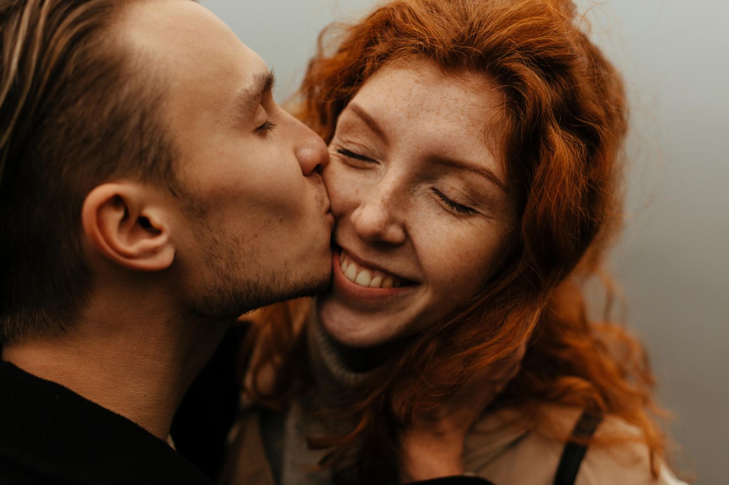 Seelenverwandtschaft: Verliebtes Paar küsst sich