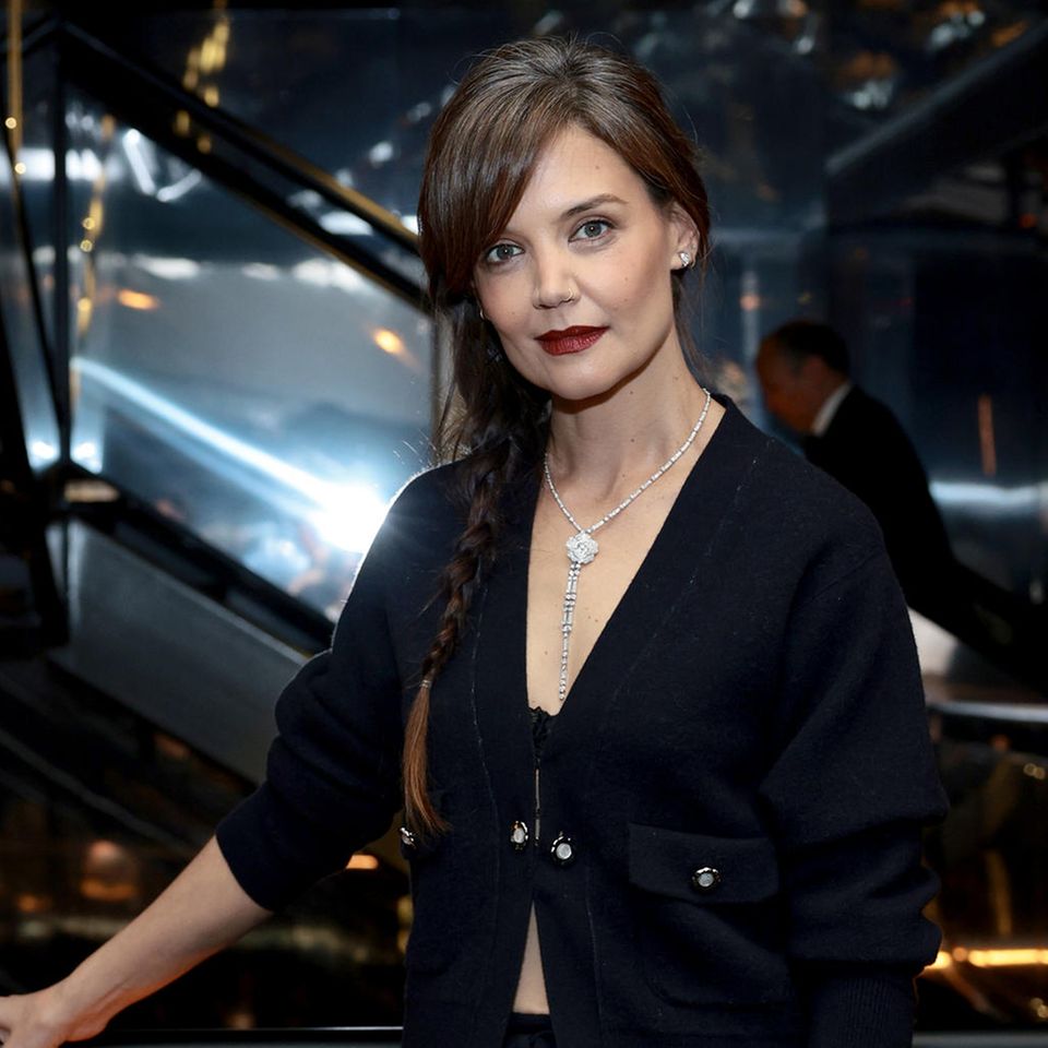 Dunkelrote Lippen, ein seitlicher Flechtzopf und leichtes Contouring: Katie Holmes zeigt beim Chanel-Dinner, zur Feier der Uhren und Schmuck Flagship-Boutique in der Fifth Avenue des Luxuslabels, eine neue Seite von sich. Manchmal ist mehr eben doch mehr. 