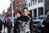 Nachdem Berlin uns mit zahlreichen Streetstyles erfreut hat, ist nun New York an der Reihe. Olivia Palermo besucht in diesem extravaganten, schwarz, weiß gemusterten Jumpsuit die Fashion Show von Jason Wu. Sie kombiniert dazu einen schwarzen Rollkragenpullover und eine Bomberjacke in Satin-Optik.