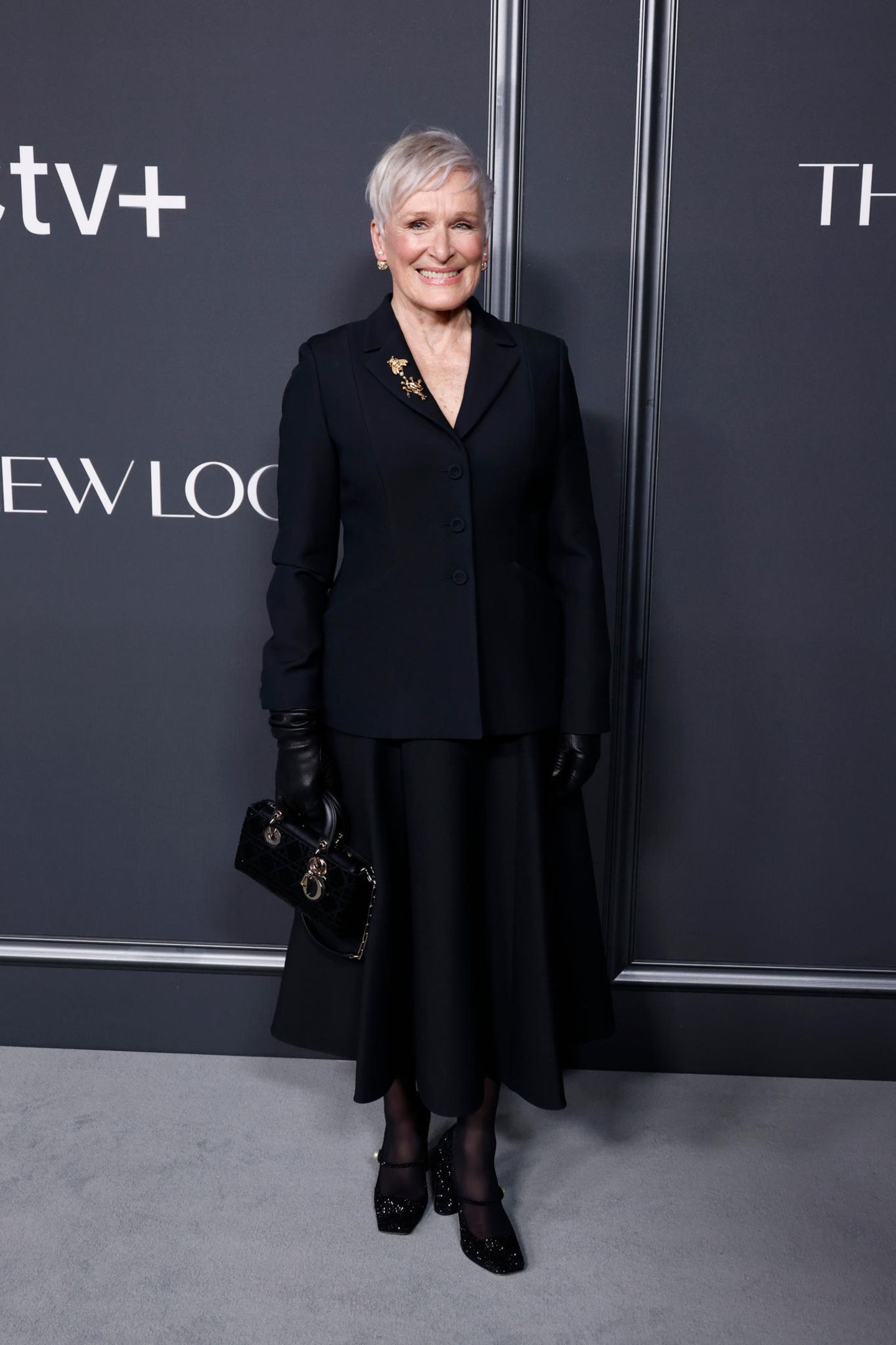 Auch zwischen den großen Award-Shows ist auf den Red Carpets einiges los. Glenn Close besucht kürzlich die Premiere von "The New Look" in Los Angeles und sorgt mit ihrem dunklen Look auf dem düsteren Teppich für eine ordentliche Portion Dark-Glamour.