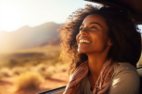 Fröhliche Frau im Auto: 3 Dinge, die nicht in deiner Verantwortung liegen