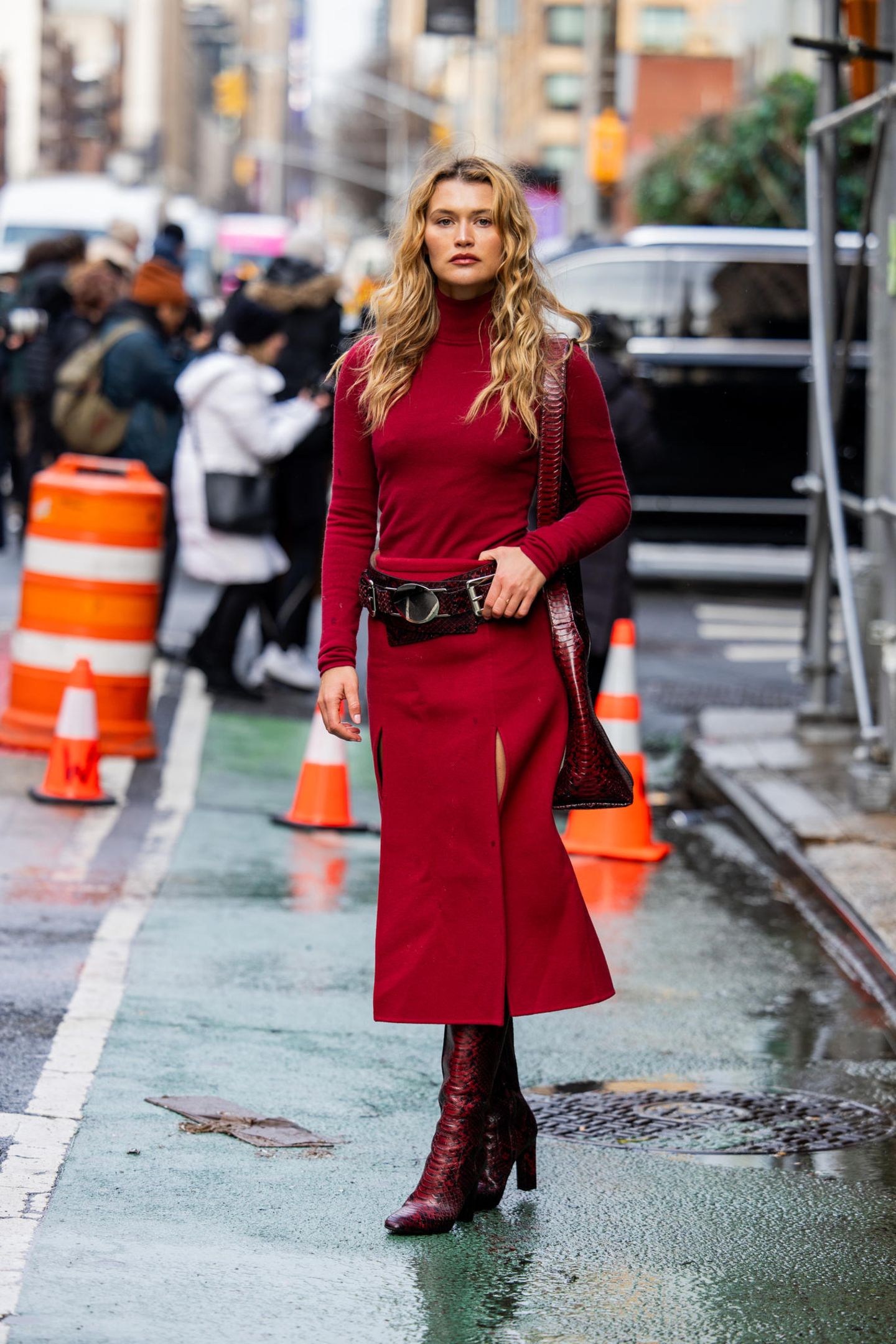 Chloe Lecareaux besucht ebenfalls die Michael-Kors-Fashion-Show und begeistert in einem All-Red-Look. Sie kombiniert ein rotes Oberteil mit einem Rollkragen zu einem Midirock und rundet das Outfit mit einem burgunderfarbenen, plakativen Gürtel, einer Tasche und perfekt abgestimmten Stiefeln in Krokodil-Optik ab.