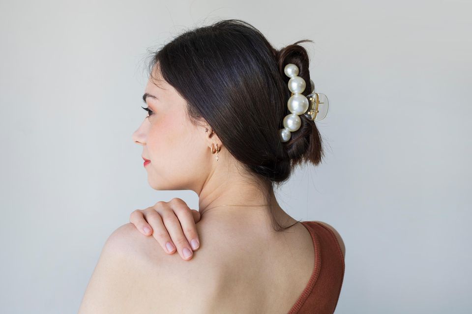 Frisuren mit Haarklammer: Profilbild einer jungen Frau mit perlenbesetzter Klammer im Haar