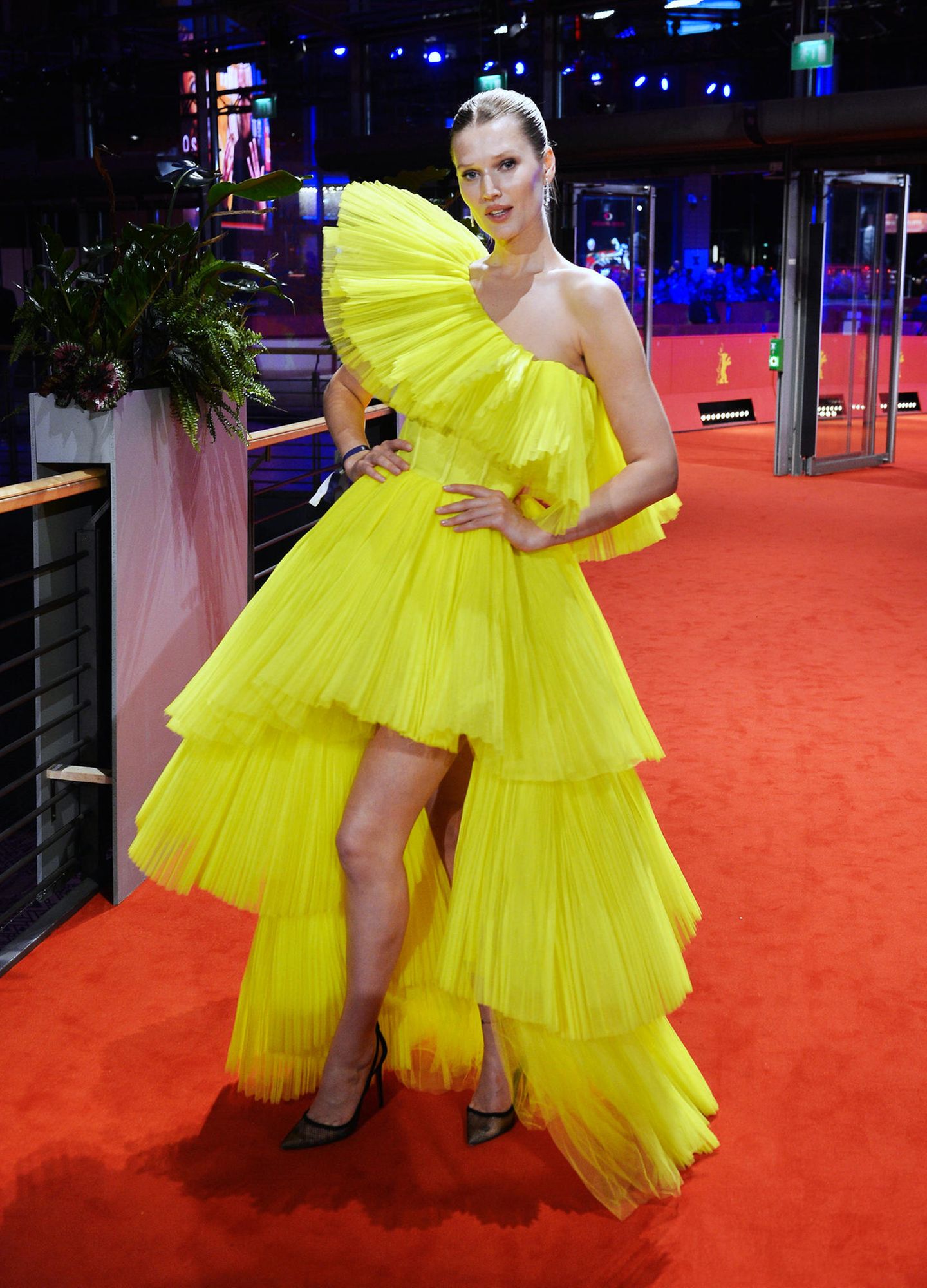 Topmodel Toni Garrn sorgt mit ihrem neongelben Tüll-Traum von H&M für den knalligsten Hingucker des Abends.