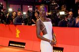 Hollywood-Glamour im Berlinale Palast: Jury-Präsidentin Lupita Nyong'o hätte sich für die Eröffnungsfeierlichkeiten kaum einen schöneren Red-Carpet-Look aussuchen können als dieser elegante Couture-Traum in Weiß von Gucci.