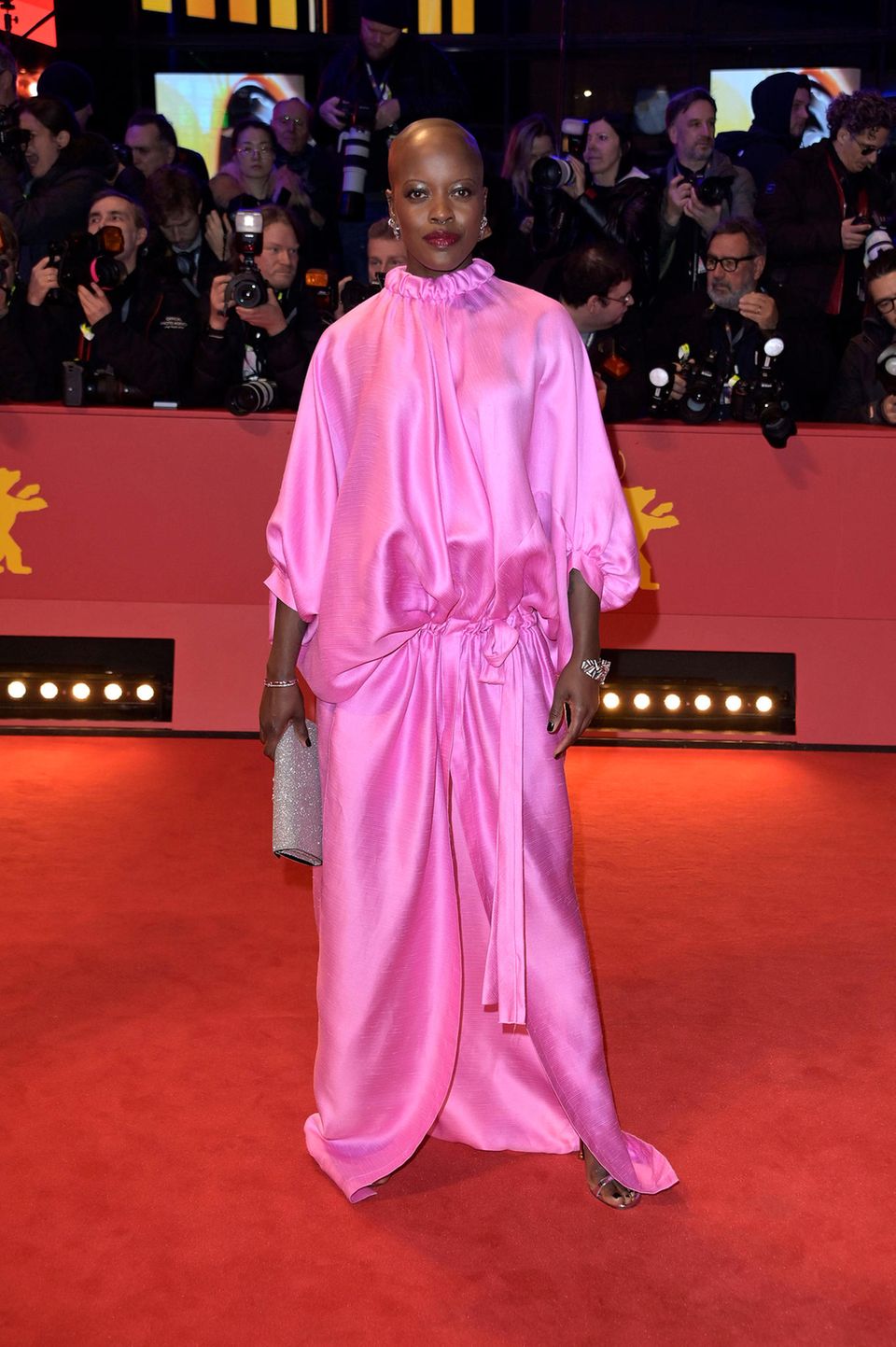 Knallig schön ist auch der stylische Seiden-Look in Barbie-Pink von Florence Kasumba.
