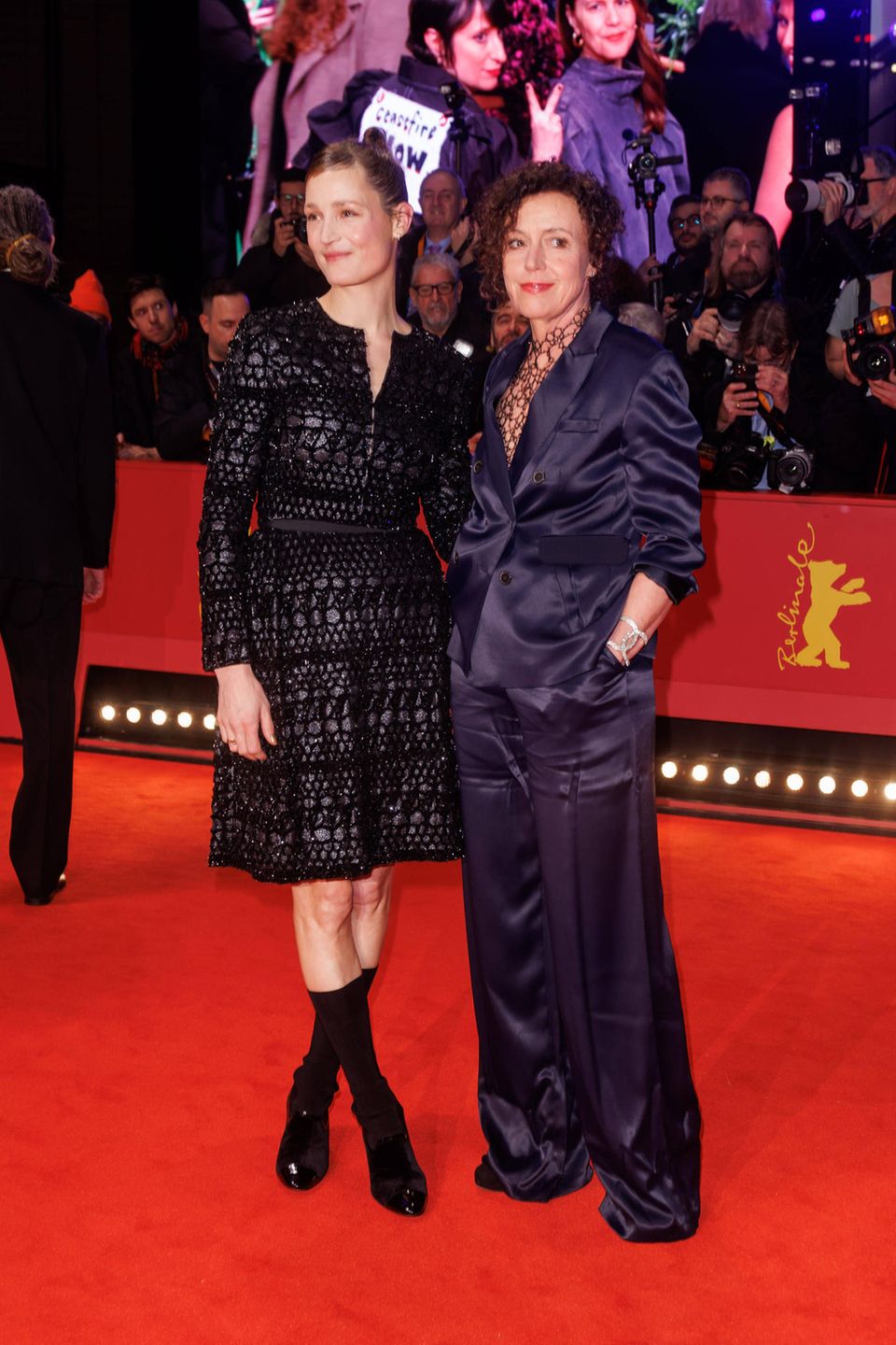Und noch ein stylisches Duo: Vicky Krieps bezaubert in einem filigran bestickten Dress in Schwarz, Maria Schrader glänzt ganz cool im navyblauen Seiden-Anzug.