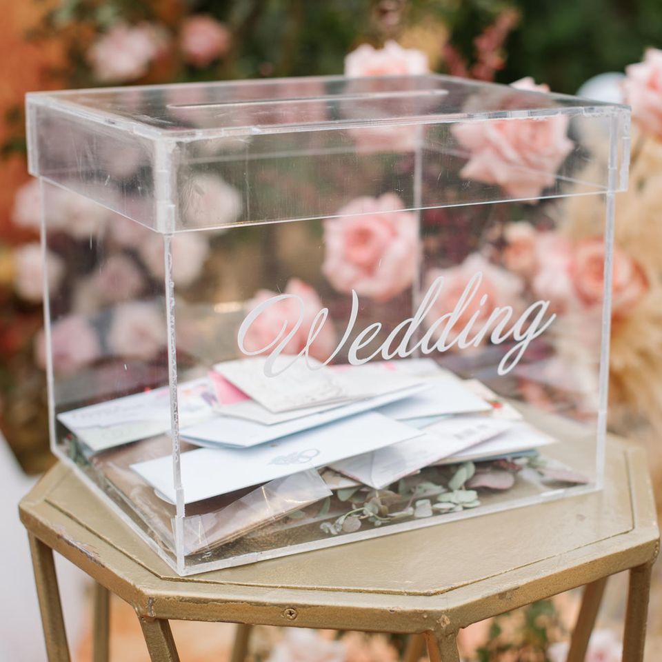 Wie viel Geld schenkt man zur Hochzeit?: Glassbox gefüllt mit Briefumschlägen