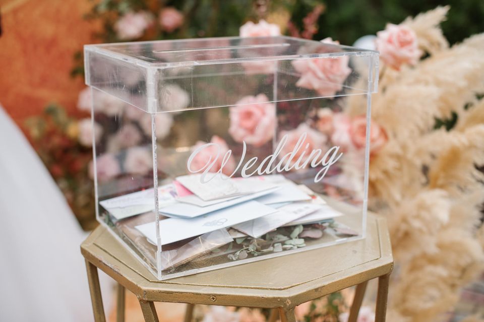 Wie viel Geld schenkt man zur Hochzeit?: Glassbox gefüllt mit Briefumschlägen